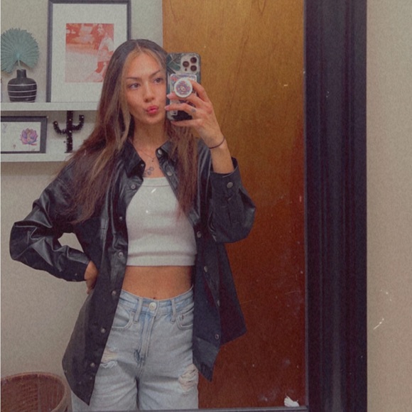 Meet your posher, Carylyne 🦋 - Picture 3 of 6